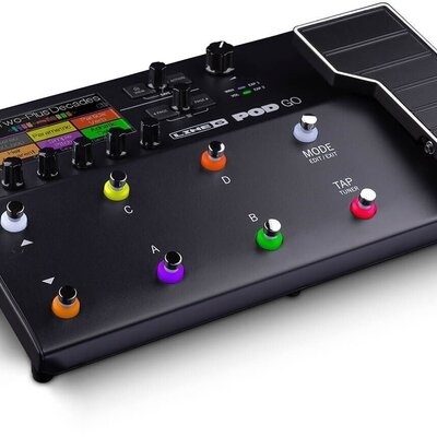 Pedaleira multiefeitos para guitarra BOSS GT-100 preta com botões coloridos e pedal de expressão