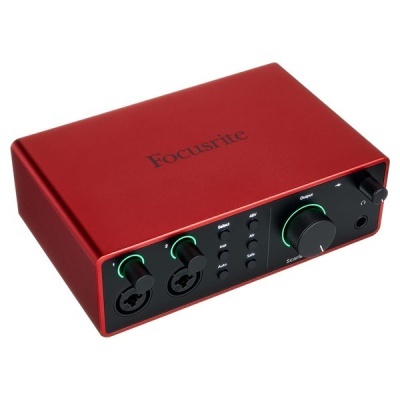 Interface de áudio vermelha Focusrite com botões e conectores