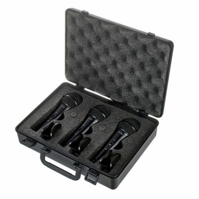 Estojo preto aberto com três microfones pretos e suportes dentro.