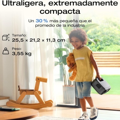 Criança segurando dispositivo eletrônico cinzento numa sala de estar clara com móveis de madeira