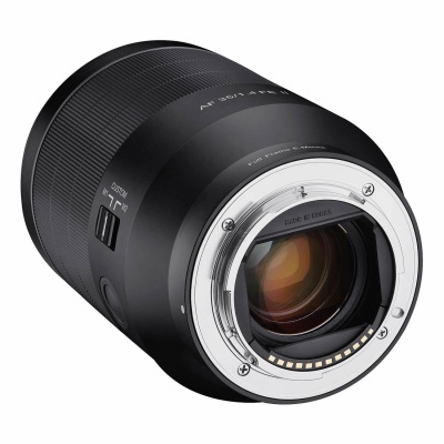 Objetiva fotográfica preta com montagem metálica prateada e texto 28mm F1.4 E