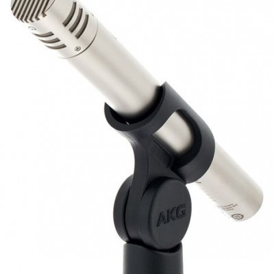 Microfone direcional prateado em suporte preto AKG