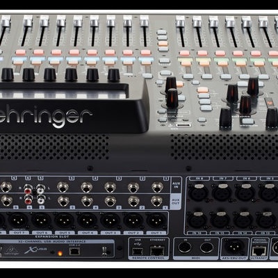 Mesa de mistura Behringer preta e cinzenta com botões e várias entradas e saídas