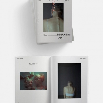 Revista artística com fotos de pessoas, capa branca e texto visível.