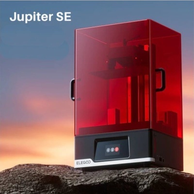 Impressora 3D Elegoo Jupiter SE sobre rocha ao pôr do sol