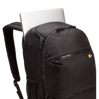 mochila preta com compartimentos e computador portátil prateado