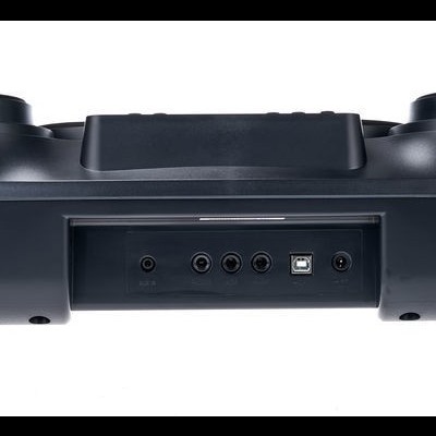 Consola retro preta vista de trás com portas de áudio e USB