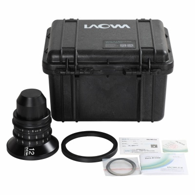 Lente Laowa 12mm com caixa de proteção preta, filtros e documentos num fundo branco