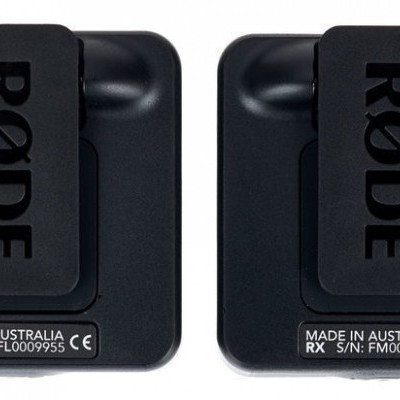 Dois transmissores RØDE pretos lado a lado com etiquetas de identificação