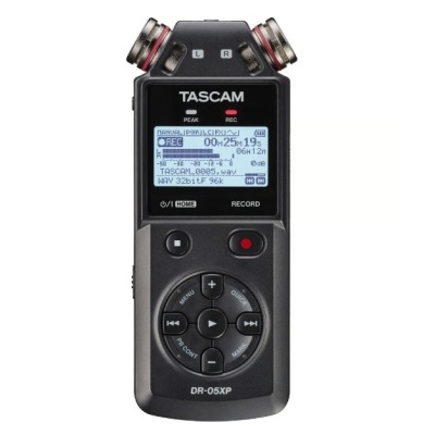 Gravador de áudio portátil TASCAM DR-05XP preto com ecrã digital e microfones metálicos