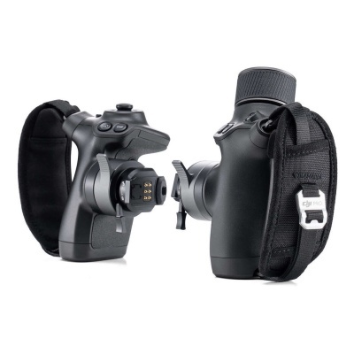Dois controlos joystick DJI Pro pretos com correia de mão preta.