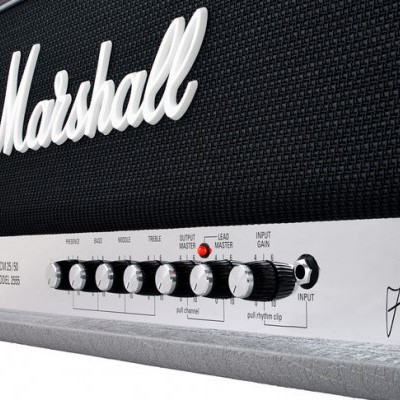 Amplificador Marshall preto e branco com botões e assinatura Jim Marshall