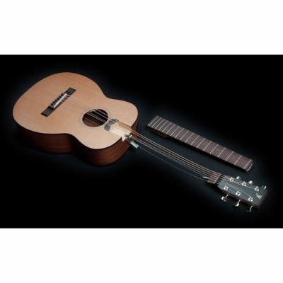 Guitarra acústica clara com braço separado sobre fundo preto