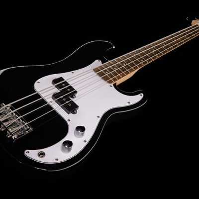 Guitarra elétrica tipo baixo preta com proteção branca e quatro cordas