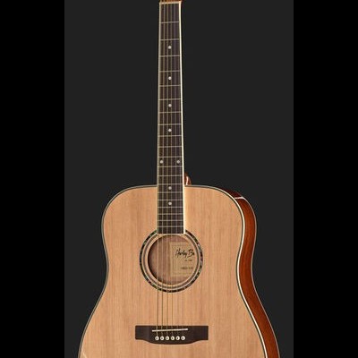Guitarra acústica de madeira clara com seis cordas e marca Harley Benton