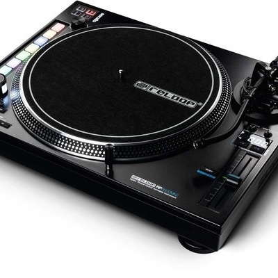 Gira-discos preto com controls coloridos e texto CFL 002