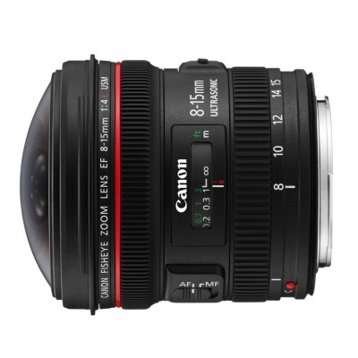 Objetiva Canon Fisheye Zoom 8-15mm com anel vermelho e corpo preto.