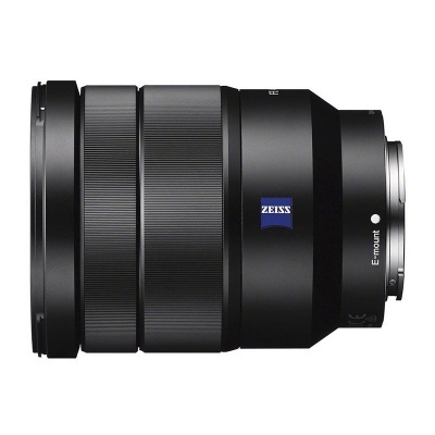 Objectiva fotográfica ZEISS preta com logótipo azul e inscrição E-mount