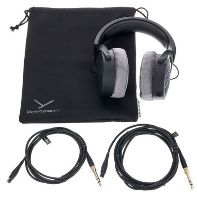 Auscultadores pretos beyerdynamic com cabos e bolsa