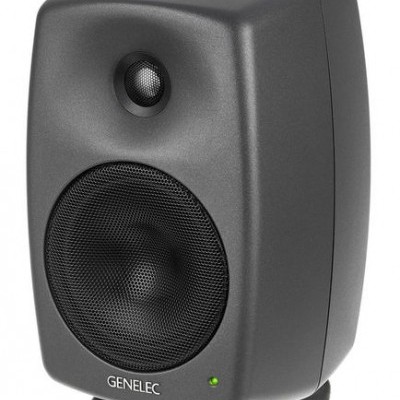 Coluna de som preta da marca GENELEC com grelhas frontais
