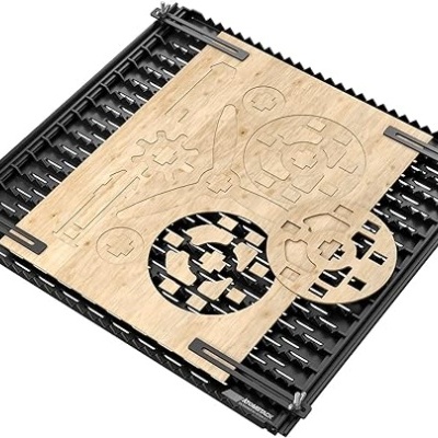 Peças de madeira cortadas a laser para montagem de maquete mecânica sobre base preta