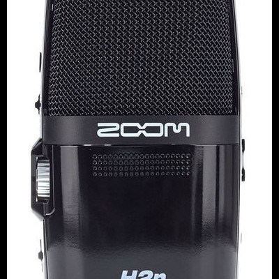 Gravador portátil Zoom H2n preto com grelha metálica e texto em branco