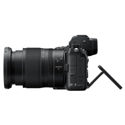 Câmara fotográfica digital preta com lente NIKKOR S e écran LCD articulado aberto