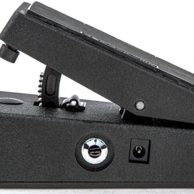 Pedal de efeito preto para guitarra com botão lateral