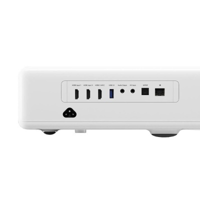 Portas traseiras de equipamento eletrónico branco com HDMI, USB, áudio, Ethernet e conector de energia.