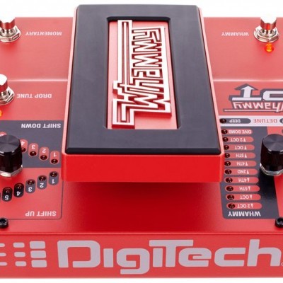 Pedal de efeitos para guitarra DigiTech Whammy vermelho com botões e pedais de controle