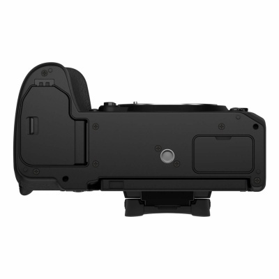 Câmara fotográfica digital preta vista por baixo com tampas e suporte para tripé.