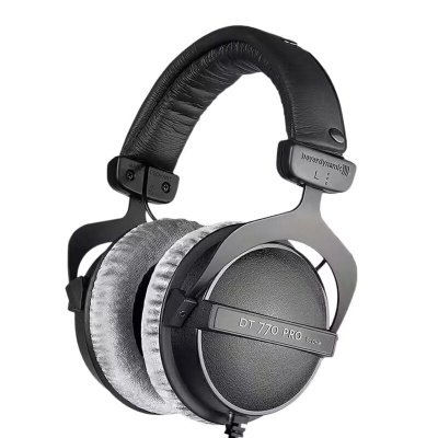 Auscultadores pretos com almofadas cinza e haste ajustável