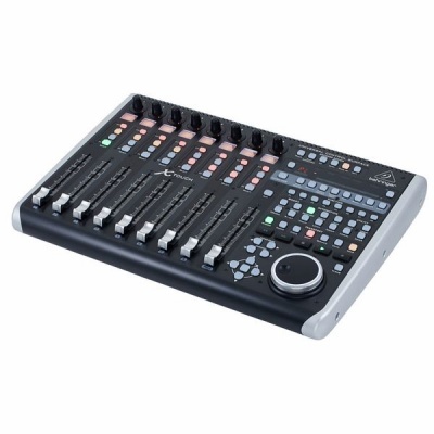 Mesa de mistura de áudio Behringer X-TOUCH preta com faders e botões coloridos