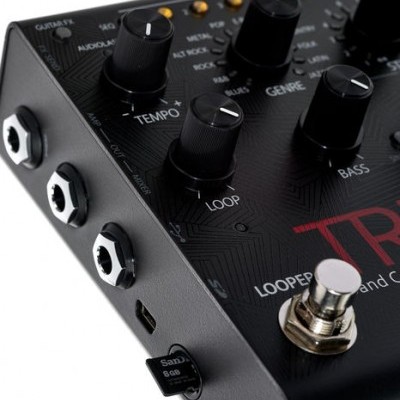 Pedal de efeitos para guitarra preto com botões rotativos e entradas jack