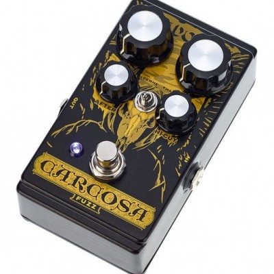Pedal de efeitos de guitarra Carcosa Fuzz preto com botões prateados e texto dourado