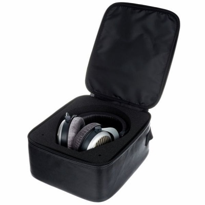 Fones de ouvido cinza e preto numa caixa de transporte preta aberta