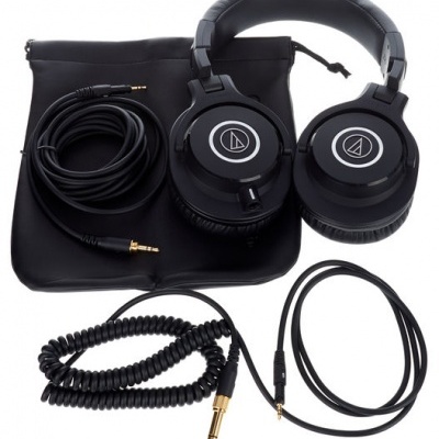 Auscultadores pretos Audio-Technica com cabos e bolsa de transporte.