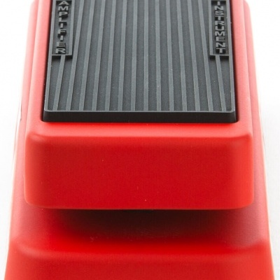 pedal de efeito para guitarra vermelho com superfície preta e texto