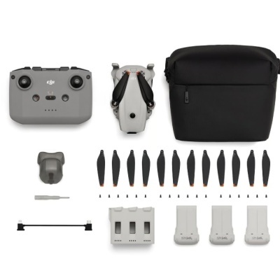 Conjunto de drone DJI com acessórios sobre fundo branco