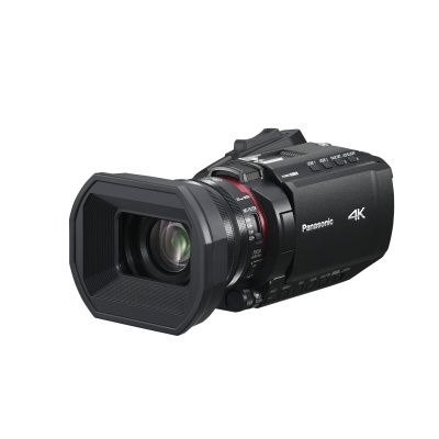 Câmara de vídeo Panasonic 4K preta com lente visível