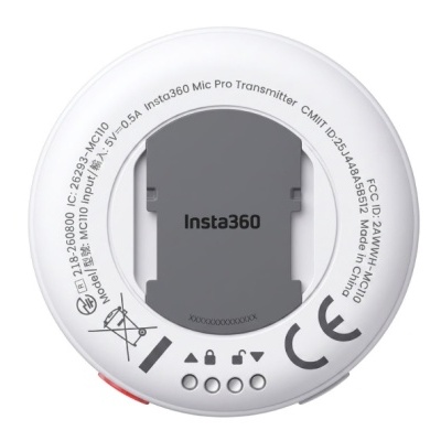 Transmissor Insta360 Mic Pro branco e cinzento com texto e símbolos em volta