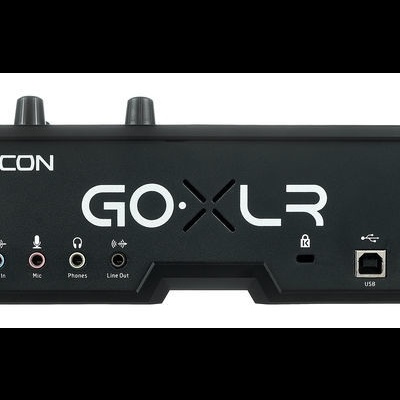Interface de áudio preta TC Helicon GO XLR com botões e conectores