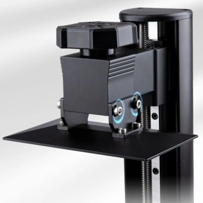 Suporte de metal preto com mecanismo ajustável e molas azuis