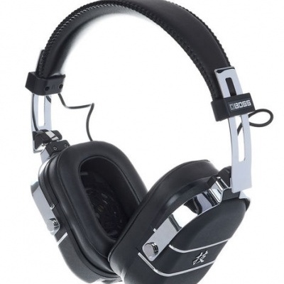 Ausculadores pretos de couro com detalhes metálicos