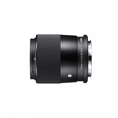 Objetiva SIGMA preta para câmara fotográfica com texto 28mm 1:1.4 DC DN C SIGMA