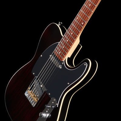 Guitarra elétrica preta com acabamento brilhante e detalhes metálicos