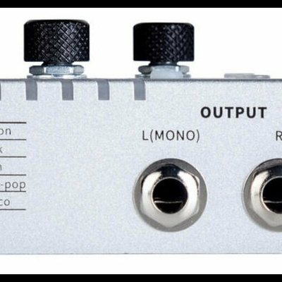 Pedal de efeitos cinza com botões pretos e lista de géneros musicais