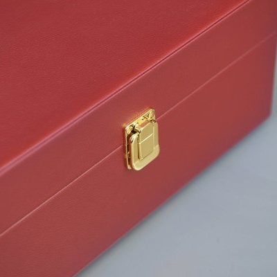 Caixa vermelha com fechadura dourada sobre fundo claro