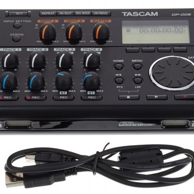Gravador digital TASCAM DP-008 com cabos USB