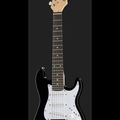 Guitarra elétrica negra com escudo branco e braço em madeira clara